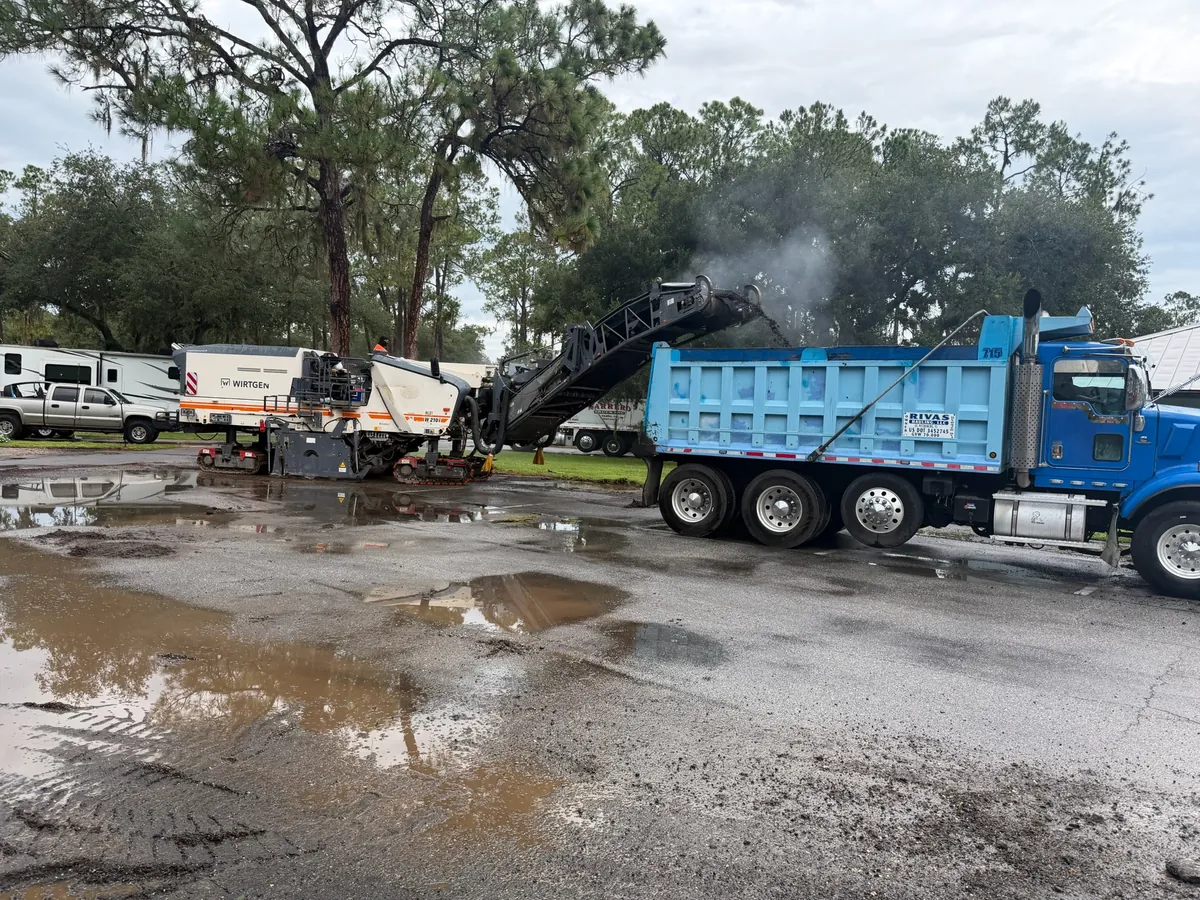Wirtgen W 210i — Parking Lot Milling